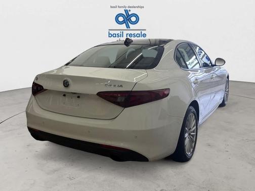 2022 Alfa Romeo Giulia Base