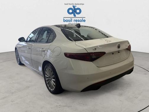 2022 Alfa Romeo Giulia Base