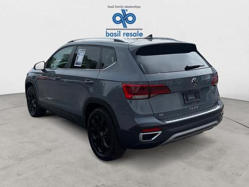 Pure Gray 2023 Volkswagen Taos 1.5T SE