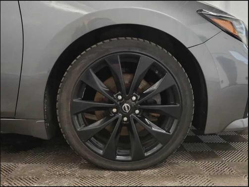 2023 Nissan Maxima SR