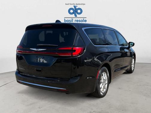 Brilliant Black Crystal Pearlcoat 2023 Chrysler Pacifica Touring-L