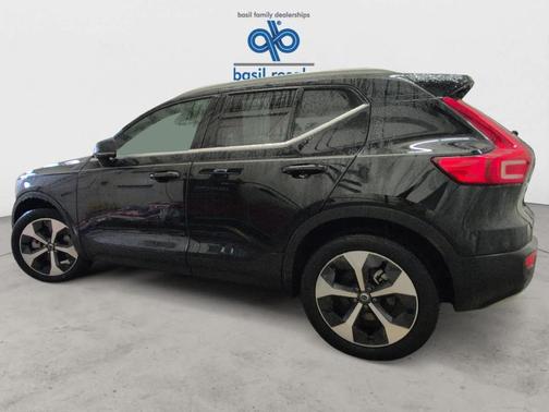 2025 Volvo XC40 B5 Plus Bright Theme