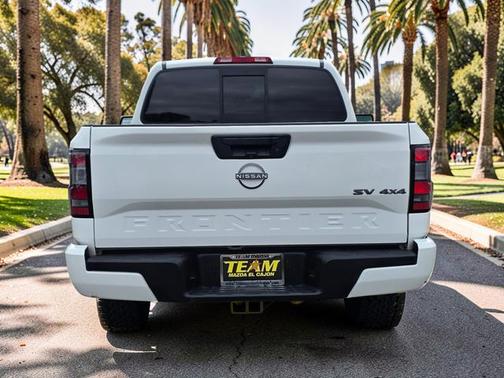 Glacier White 2022 Nissan Frontier SV
