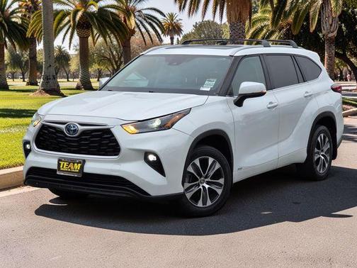 Pearl 2023 Toyota Highlander Hybrid XLE