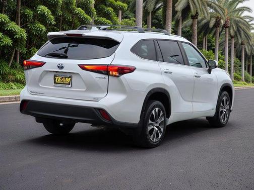 Pearl 2023 Toyota Highlander Hybrid XLE