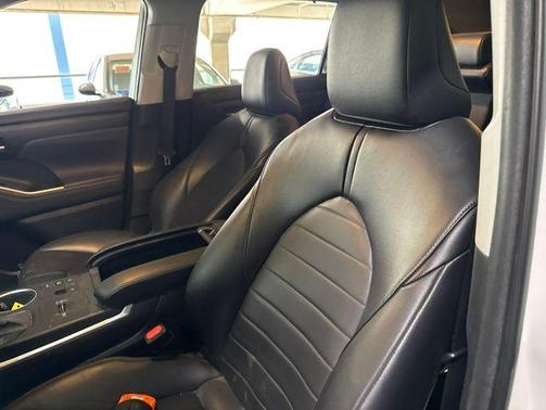 Pearl 2023 Toyota Highlander Hybrid XLE