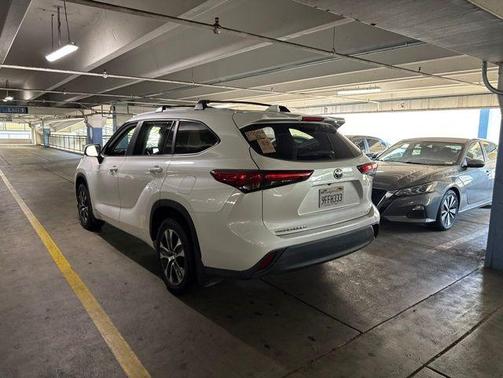 Pearl 2023 Toyota Highlander Hybrid XLE