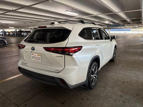 Pearl 2023 Toyota Highlander Hybrid XLE
