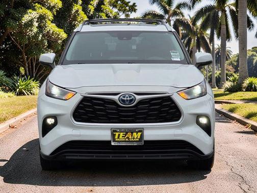 Pearl 2023 Toyota Highlander Hybrid XLE