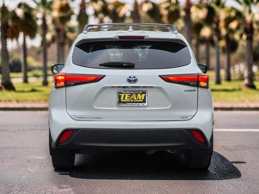 Pearl 2023 Toyota Highlander Hybrid XLE