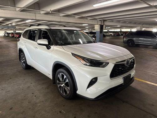 Pearl 2023 Toyota Highlander Hybrid XLE