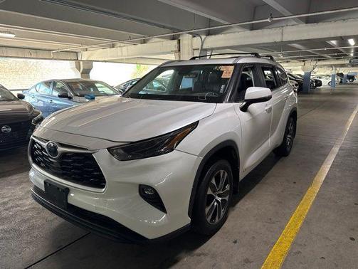 Pearl 2023 Toyota Highlander Hybrid XLE