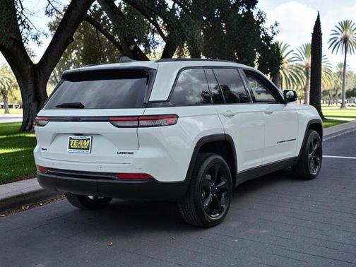Bright White Clearcoat 2023 Jeep Grand Cherokee Limited