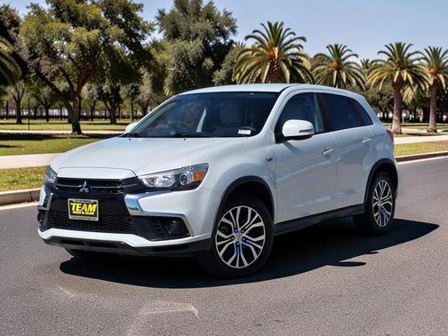 Diamond White Pearl 2018 Mitsubishi Outlander Sport 2.0 ES