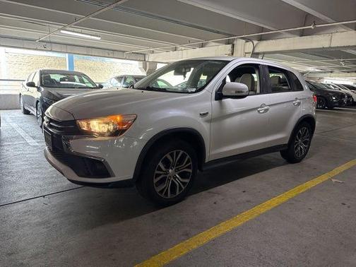 Diamond White Pearl 2018 Mitsubishi Outlander Sport 2.0 ES