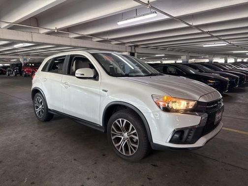 Diamond White Pearl 2018 Mitsubishi Outlander Sport 2.0 ES
