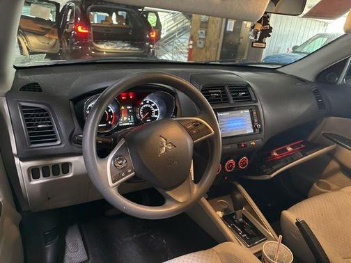Diamond White Pearl 2018 Mitsubishi Outlander Sport 2.0 ES