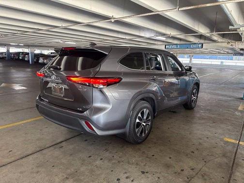 Magnetic Gray Metallic 2023 Toyota Highlander XLE