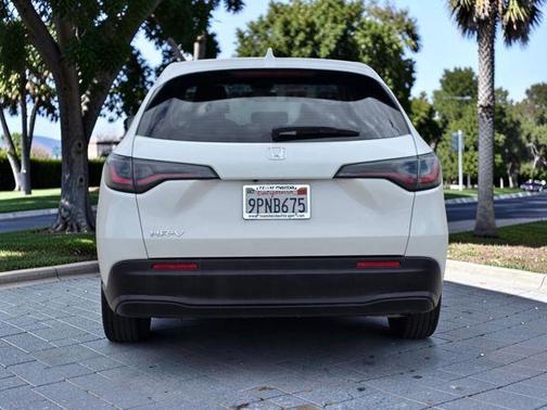 Platinum White Pearl 2025 Honda HR-V LX