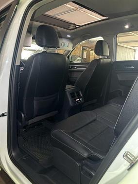 Pure White 2021 Volkswagen Atlas 3.6 V6 SE w/ Technology R-Line
