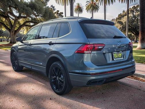 Platinum Gray Metallic 2022 Volkswagen Tiguan 2.0T SE R-Line Black