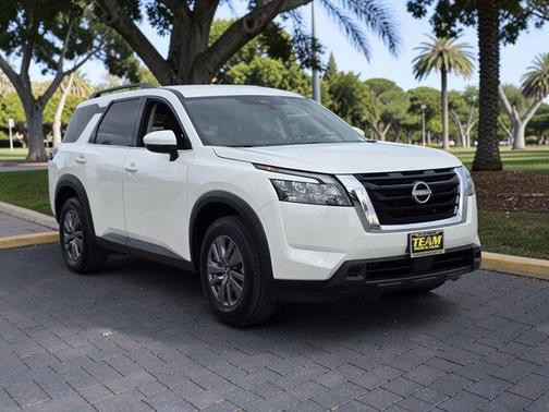 Glacier White 2025 Nissan Pathfinder SV