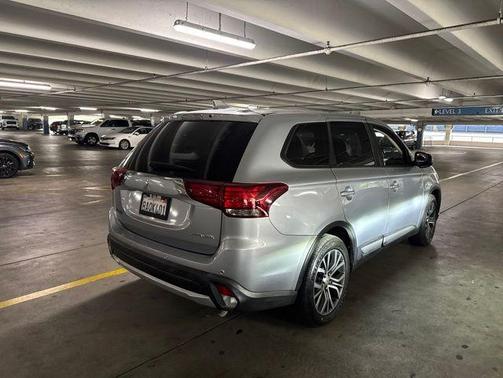 Cool Silver Metallic 2017 Mitsubishi Outlander ES