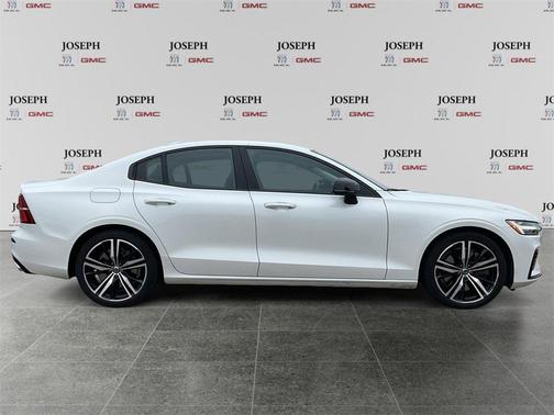 2022 Volvo S60 Recharge Plug-In Hybrid T8 R-Design Expression Extended Range