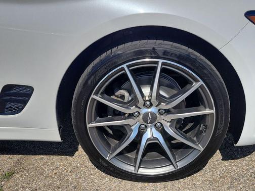 Uyuni White 2022 Genesis G70 2.0T AWD