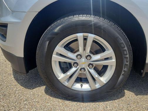 Silver Ice Metallic 2017 Chevrolet Equinox LS