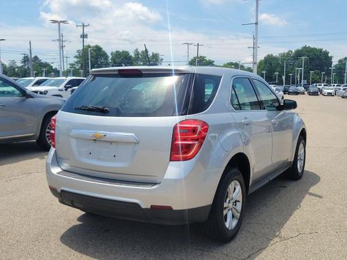 Silver Ice Metallic 2017 Chevrolet Equinox LS