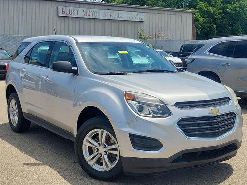 Silver Ice Metallic 2017 Chevrolet Equinox LS