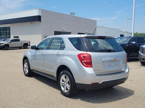 Silver Ice Metallic 2017 Chevrolet Equinox LS