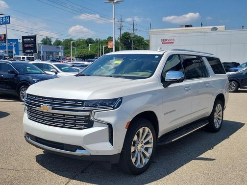 Iridescent Pearl Tricoat 2023 Chevrolet Suburban Premier