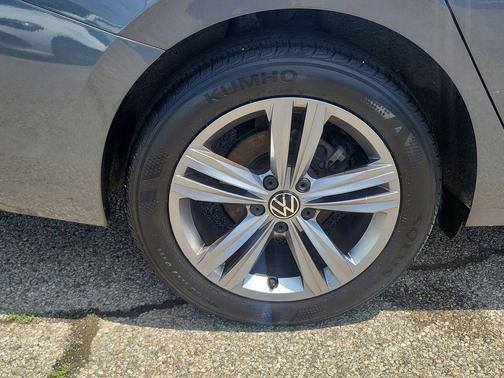 Platinum Gray Metallic 2024 Volkswagen Jetta 1.5T SE