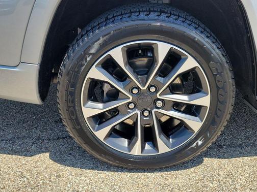 Silver Zynith 2023 Jeep Grand Cherokee L Overland