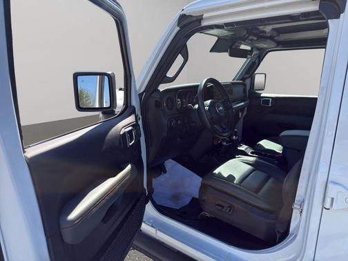 Bright White Clearcoat 2024 Jeep Gladiator Mojave X