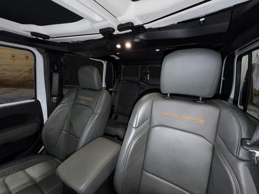 Bright White Clearcoat 2024 Jeep Gladiator Mojave X