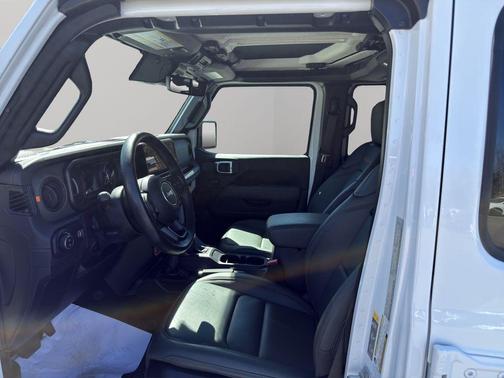 Bright White Clearcoat 2024 Jeep Gladiator Mojave X