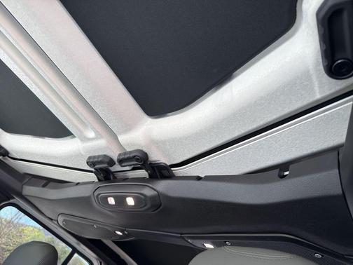 Bright White Clearcoat 2024 Jeep Gladiator Mojave X