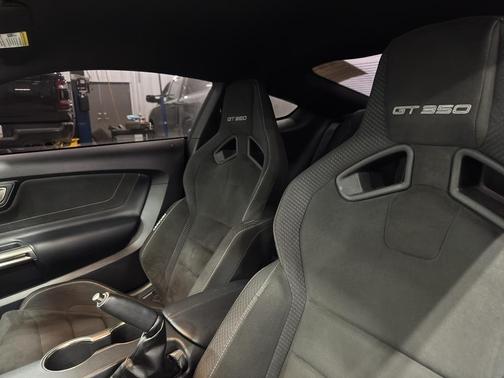 2016 Ford Shelby GT350 Base