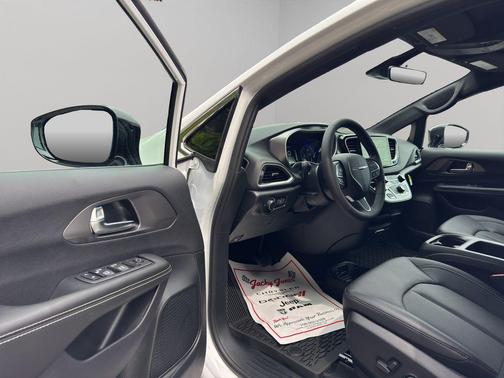 Bright White Clearcoat 2026 Chrysler Voyager LX