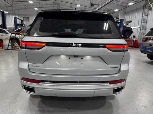 2023 Jeep Grand Cherokee Summit