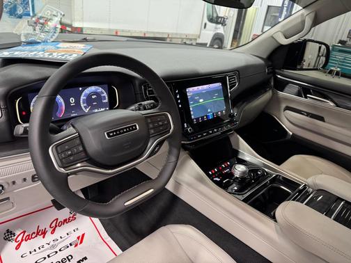 2024 Jeep Wagoneer Base