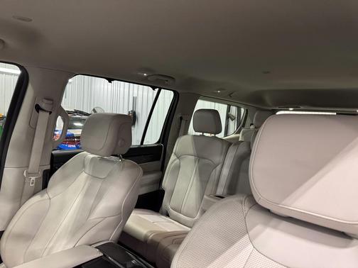 2024 Jeep Wagoneer Base