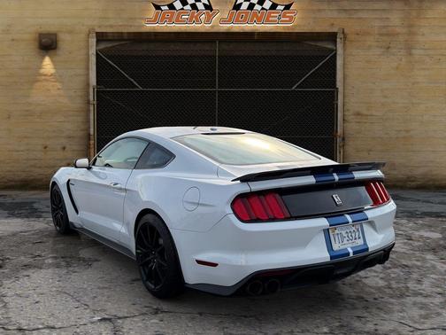 Oxford White 2017 Ford Shelby GT350 Base