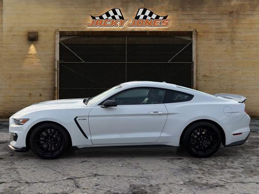 Oxford White 2017 Ford Shelby GT350 Base