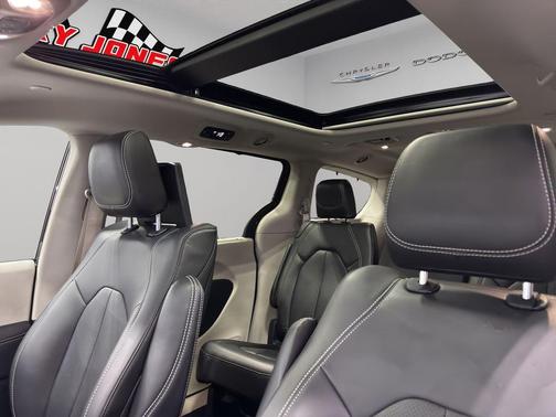 2023 Chrysler Pacifica Touring-L