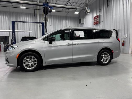 2024 Chrysler Pacifica Touring-L