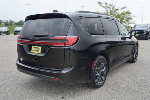Diamond Black Crystal Pearlcoat 2025 Chrysler Pacifica Limited